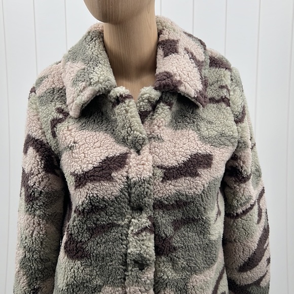 🆕Hem & Thread Camo Sherpa Fleece Green Brown Rose Beige Quilted Lining Last One - Picture 5 of 15